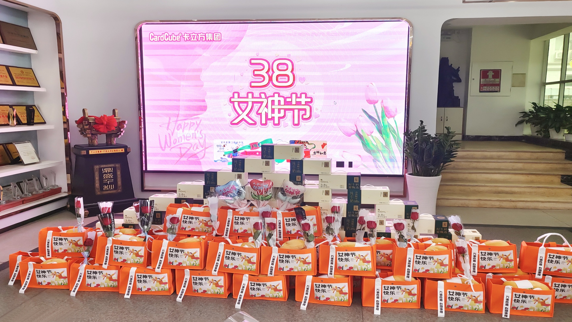 pp电子游戏集团智能卡工厂腕带厂家：以花为礼，，，，，，，致敬每一位 “女神”