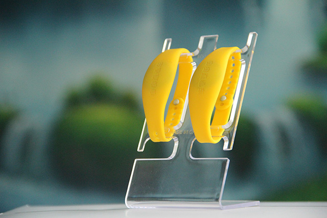 深圳公交、的士等八类车将装置织唛腕带RFID