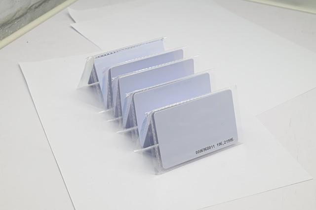 怎样阻止卡片在印刷历程泛转机差？？？