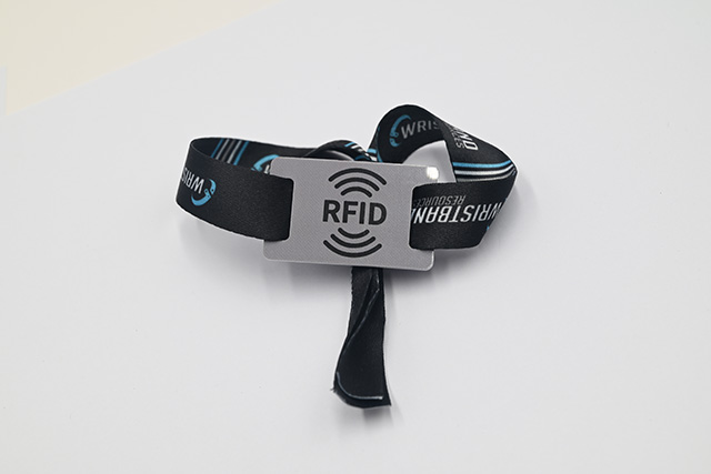 校园卡不但有统一的结构，，，，，尚有个性化的定制