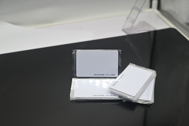 IC卡，，，，ID卡，，，，M1卡，，，，射频卡的区别是什么？？？？？？？？