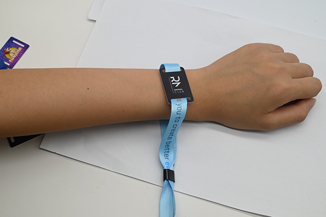 制作人像识别卡的基卡可以是一样平常PVC卡，，，，，，，也可以是磁卡